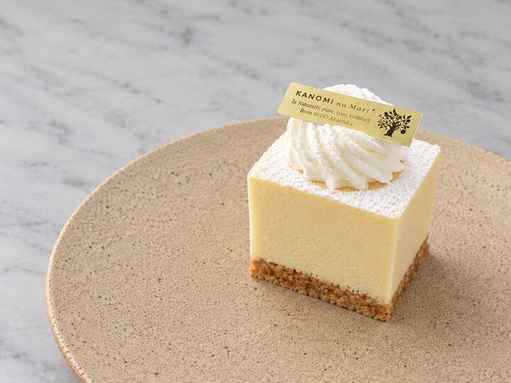 【明治記念館ペストリーショップ】フランス産「キリ クリームチーズ」を贅沢に使用した、極上の口どけと濃厚なコクの『ベイクドチーズケーキ』が期間限定で好評販売中！